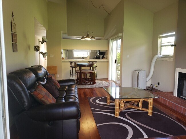 Building Photo - Beautiful Fully Furnished Condo