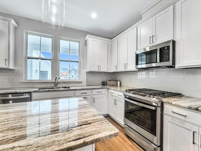 Building Photo - 260 Symphony Ave