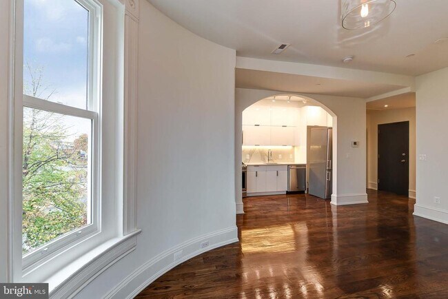 Building Photo - 501 Seward Square SE