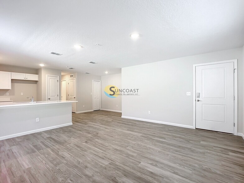 Building Photo - 6427 Breezy Oaks Wy