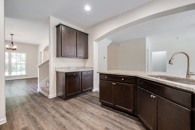 Building Photo - Spacious Custom 8 Bed 4.5 Bath Home on Lar...