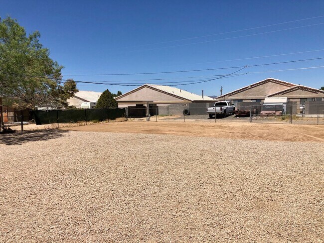 Building Photo - Cute 3 Bedroom Home near Hualapai Mt. School.