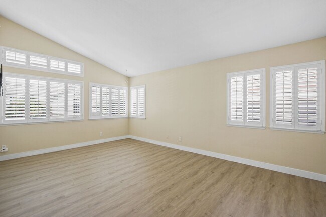 Building Photo - Gorgeous Costa Mesa Home in Gated Community!