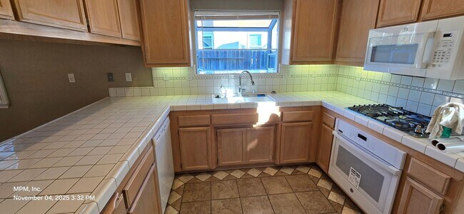 Building Photo - 3 bedroom 2 Bath home with garage, yard and shed