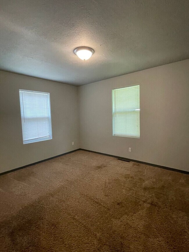 Building Photo - 3 Bedroom 2 Bath House South Springfield