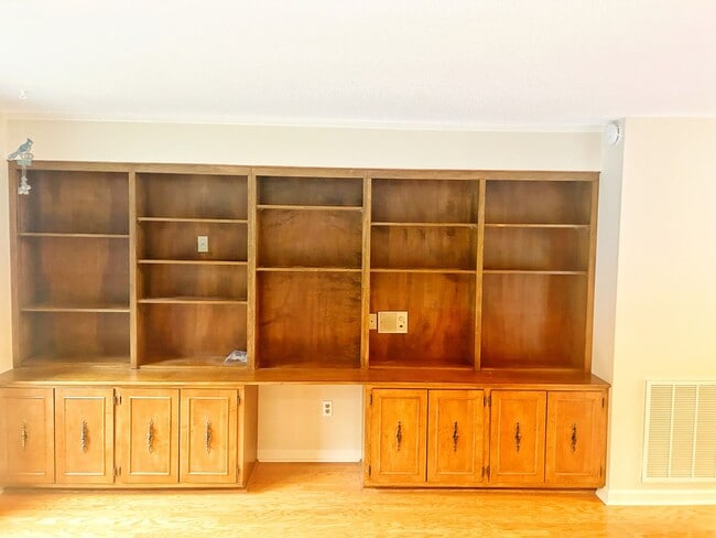 Building Photo - Five bedroom home on one acre of land loca...