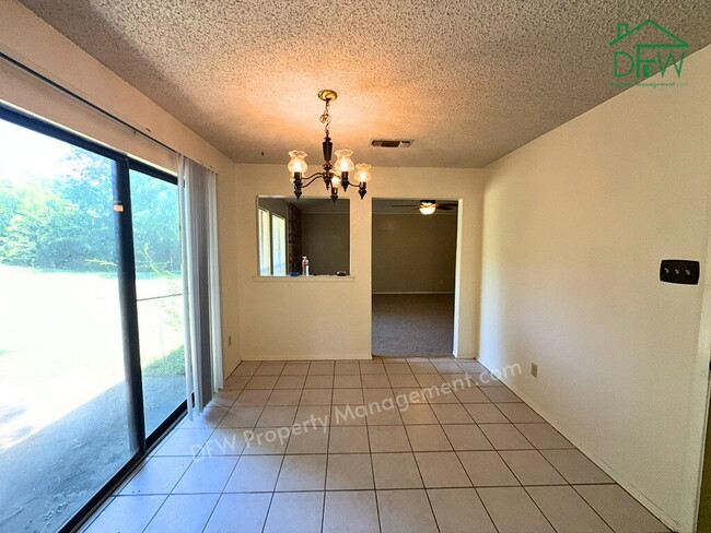 Building Photo - Spacious 3-Bed / 2-Bath Home with Large Fenced Backyard in Quiet Benbrook Neighborhood