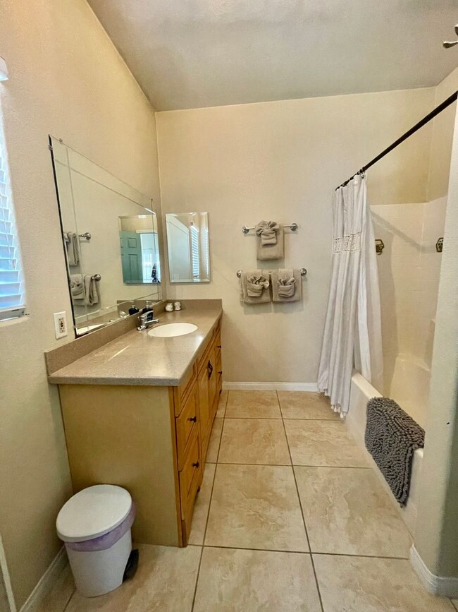 Building Photo - 3 Bedroom 2 Bathroom Home, Conveniently Lo...