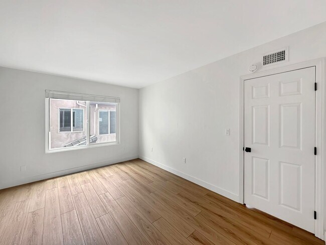 Building Photo - Beautiful 2BD/2BA Condo in North Park W/ C...