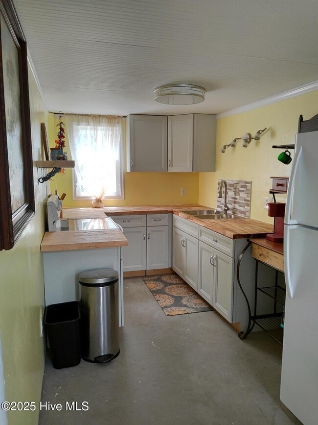 Building Photo - 1207 N Topsail Dr