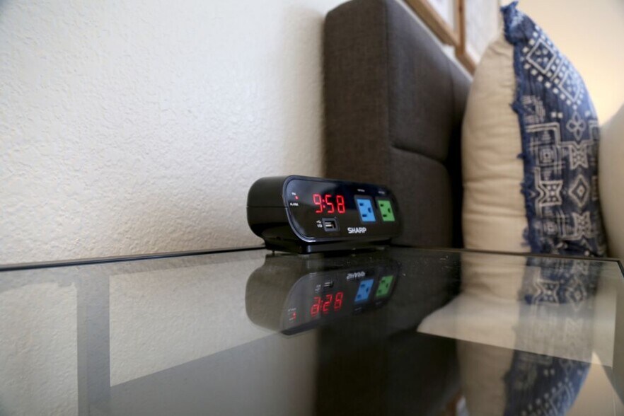 Building Photo - 925 Peggotty Pl