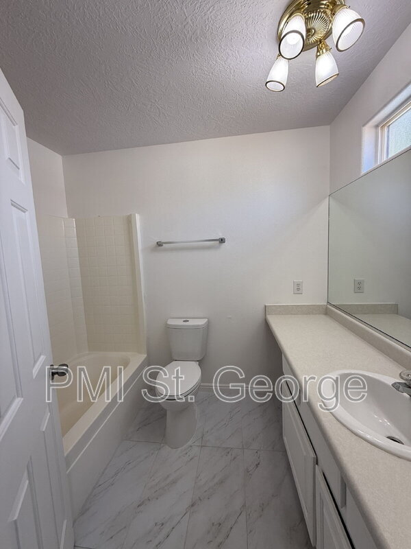 Building Photo - 1947 E 40 S Cir