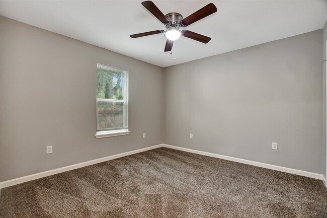 Building Photo - 908 Thomas Ave