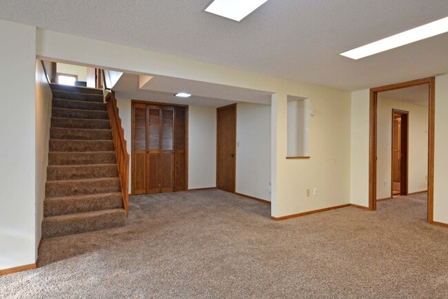 Building Photo - Spacious 3 bed, 2 bath rental in Bloomingt...