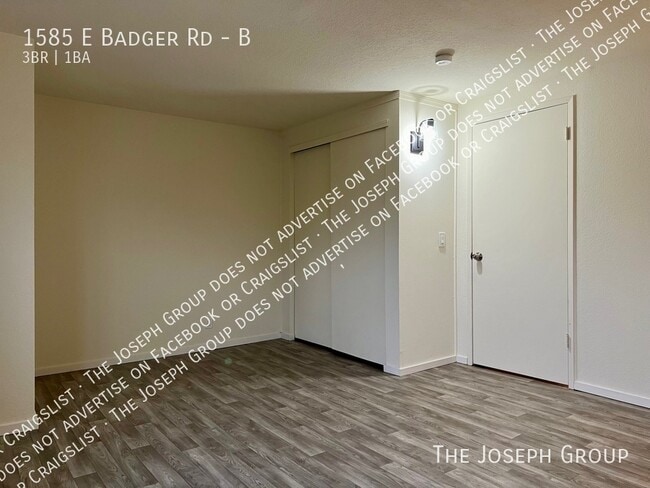 Building Photo - 1585 E Badger Rd