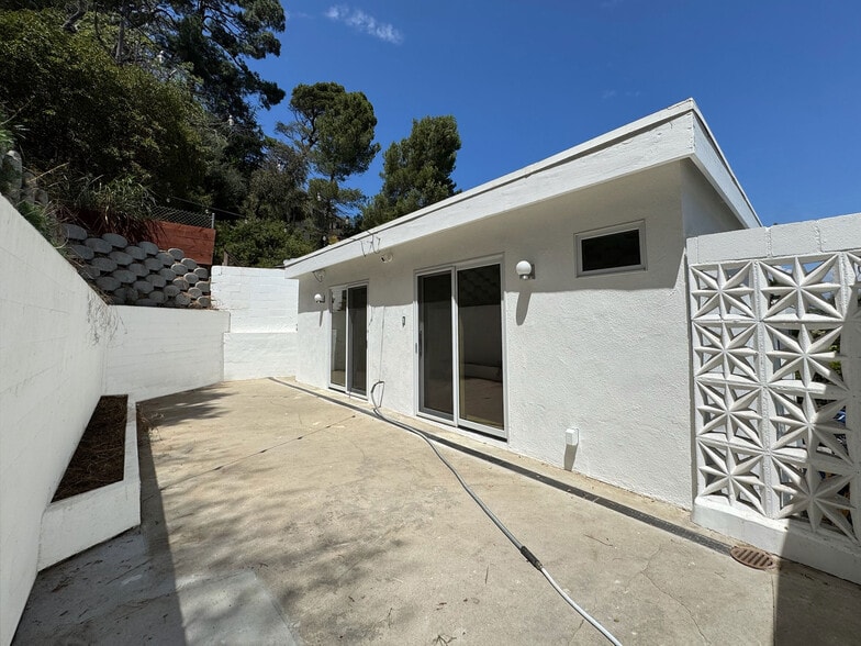 Building Photo - 8863 Lookout Mountain Ave