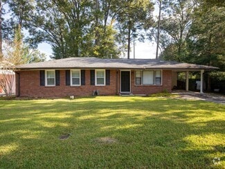 Building Photo - Three Bedroom Brick Ranch in National Hills!
