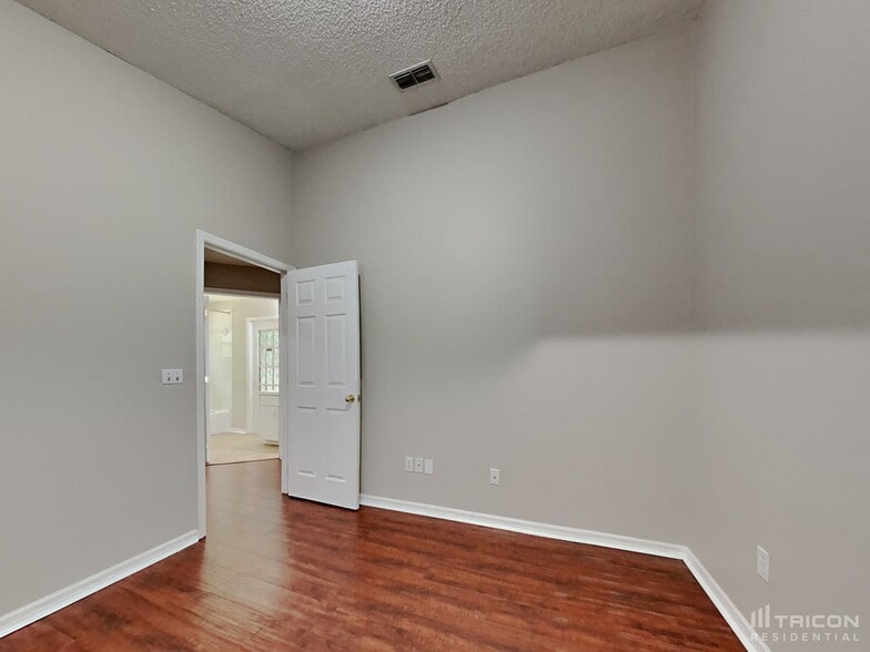 Building Photo - 545 Randon Terrace