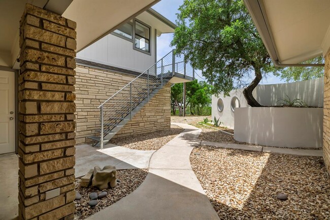 Building Photo - 3935 Lago Vista Dr