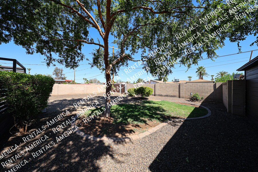 Building Photo - 1530 E Windsor Ave