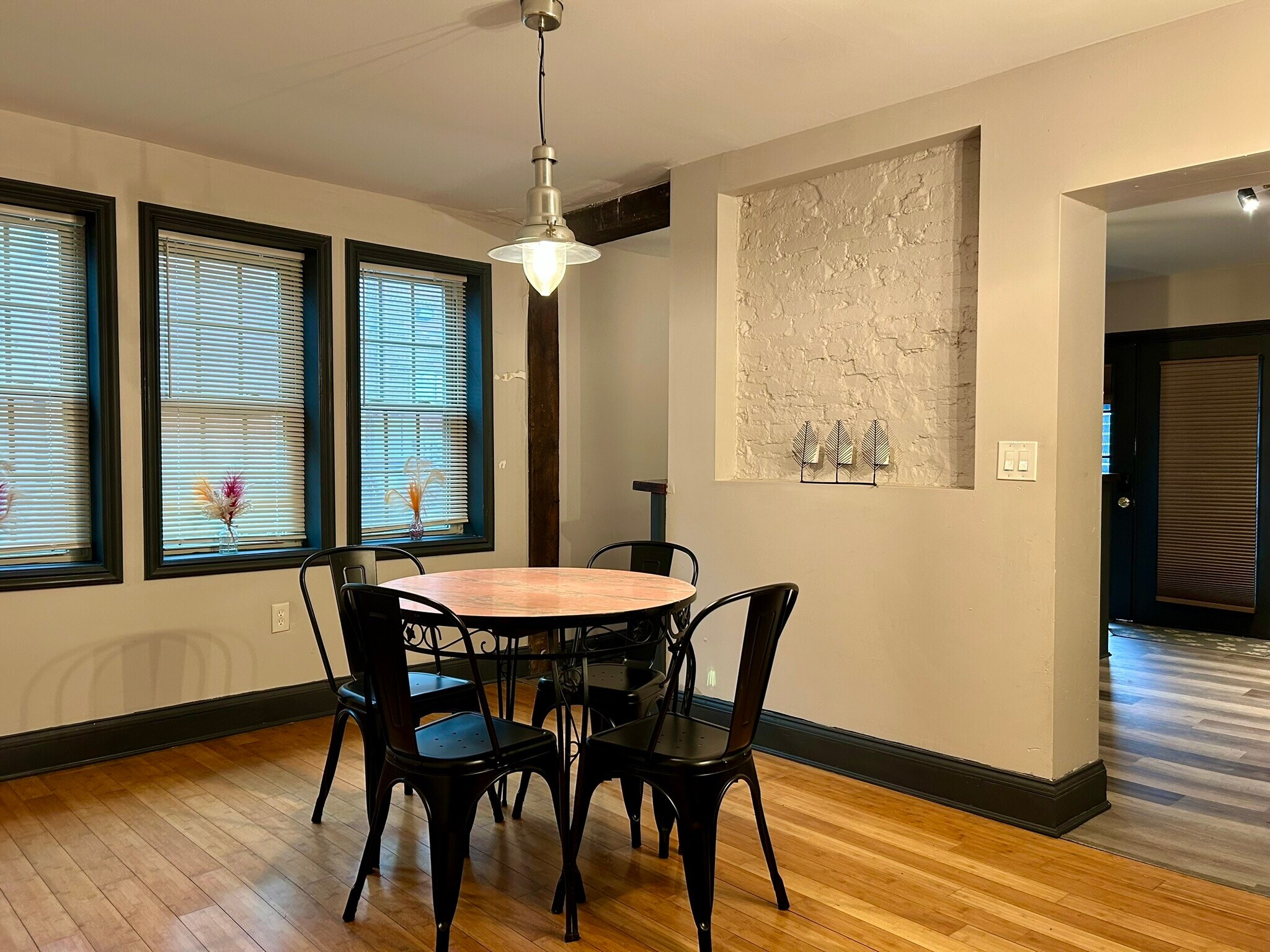 Building Photo - 225 E King St