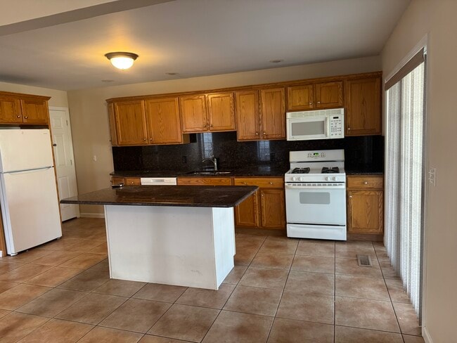 Building Photo - 566 Green St