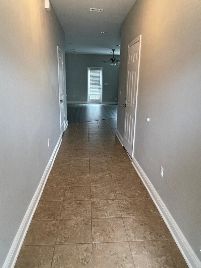 Building Photo - 122 Iron Horse Dr E