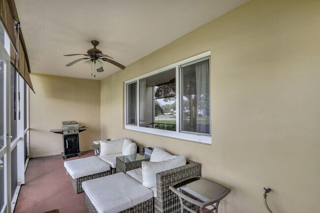 Building Photo - 2800 NE 28th St