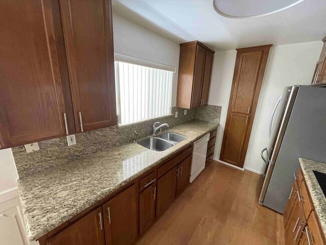 Building Photo - LARGE ENCINO SPA CONDO!