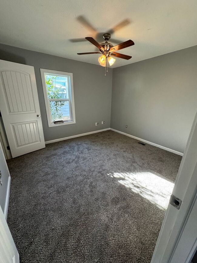 Building Photo - 3 bedroom/2 bath house