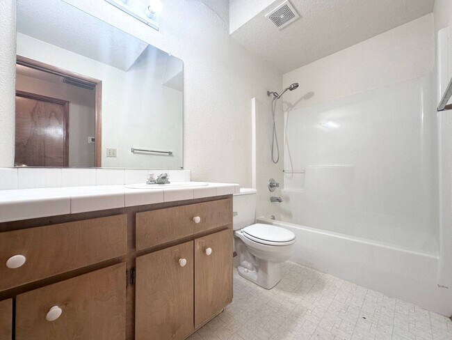 Building Photo - Wonderful centrally located Powell Butte 3...