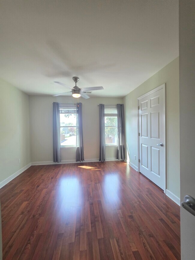 Building Photo - 1090 River Isle Dr