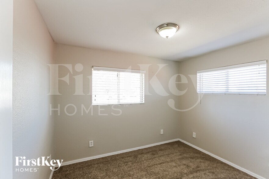 Building Photo - 2711 W Elm St