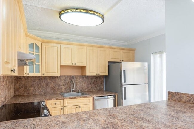 Building Photo - 1700 Embassy Dr