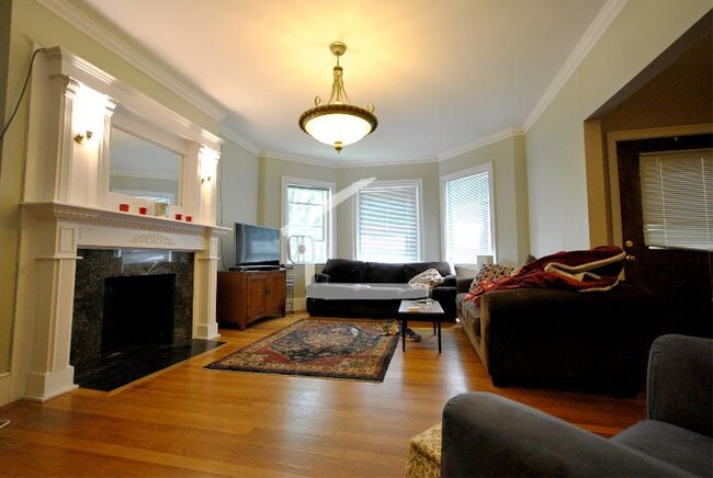 Building Photo - Large 3 bed in Brookline