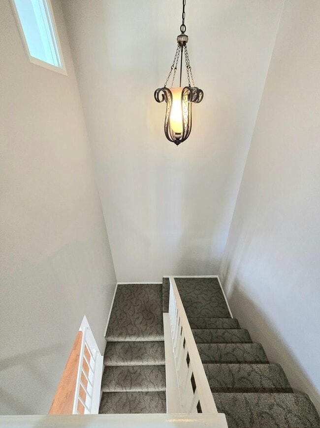 Building Photo - Large and spacious 3 bedroom townhouse with garage!