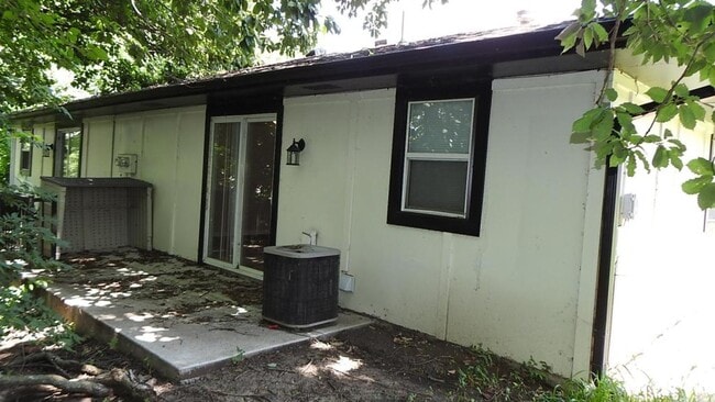 Building Photo - 408 NE Westwind Dr