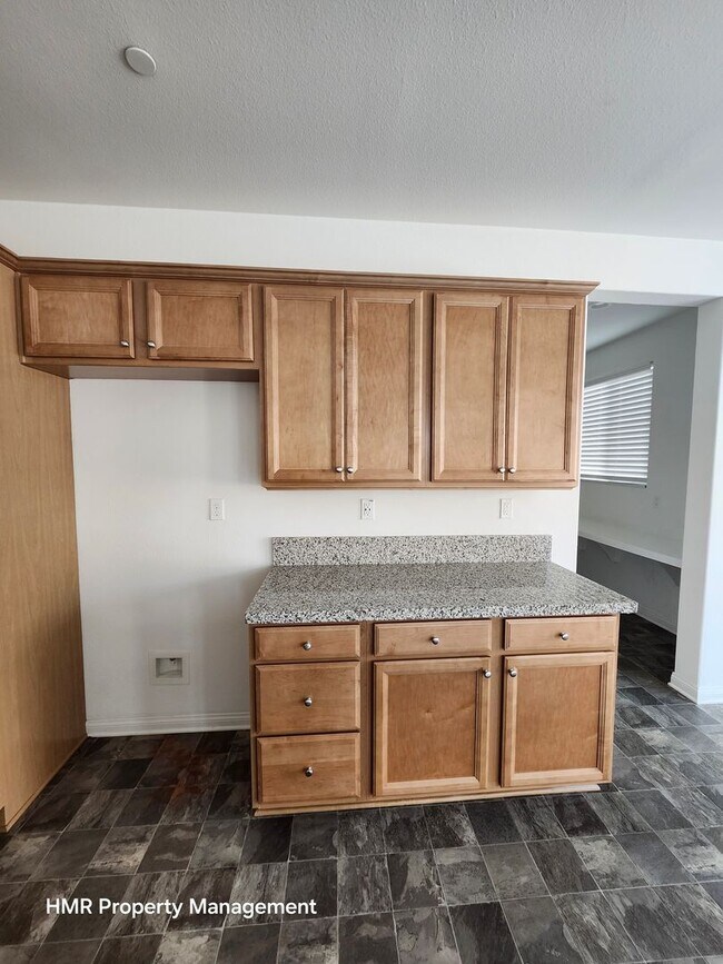 Building Photo - Beautiful two story 5 bedroom in ontario R...