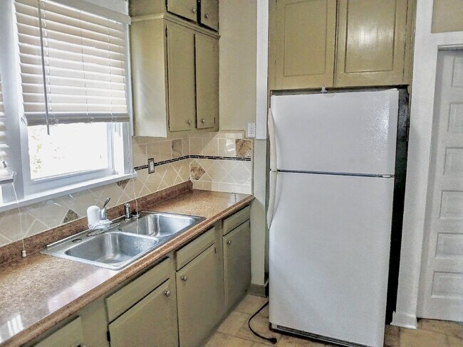 Building Photo - Adorable 4 Bed | 2 Bath in Longfellow