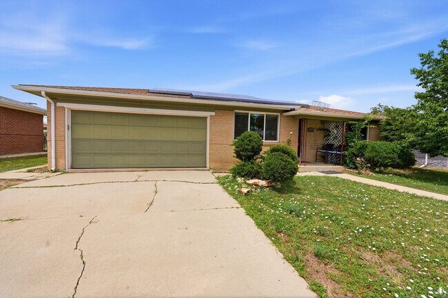 Building Photo - 5 bedroom, 3 1/2 bath, home with two master suites and 2 car garage.