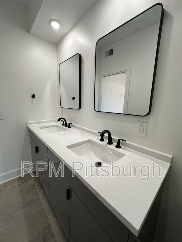 Building Photo - 1403 Sarah St