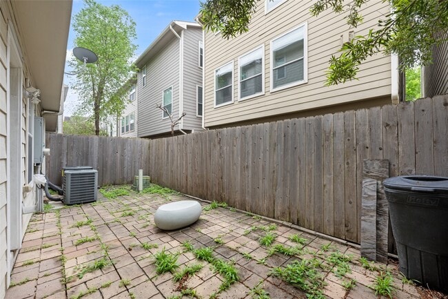 Building Photo - 3410 Skyline Village Dr