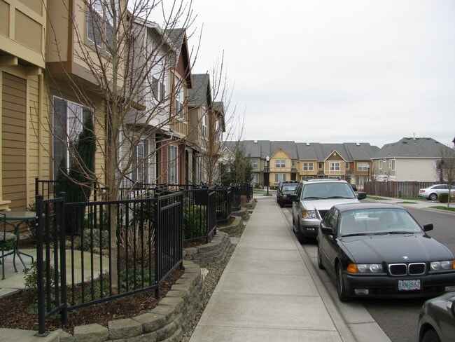 Building Photo - 1652 NW Shadow Hills Lane ~ Excellent Beth...