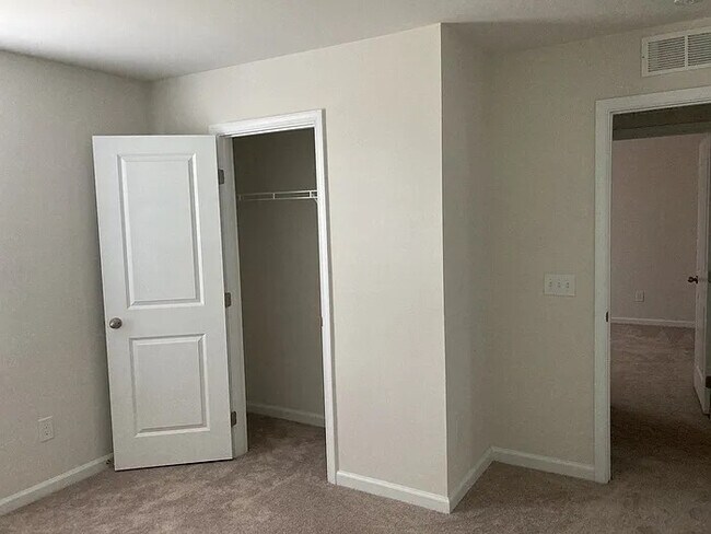 Building Photo - 5 Bedroom 2.5 bathroom