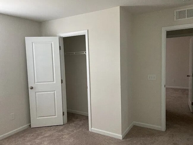 Building Photo - 5 Bedrooms 2.5 Bedrooms