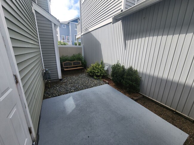 Building Photo - * Move-in Special * $500 OFF first month!