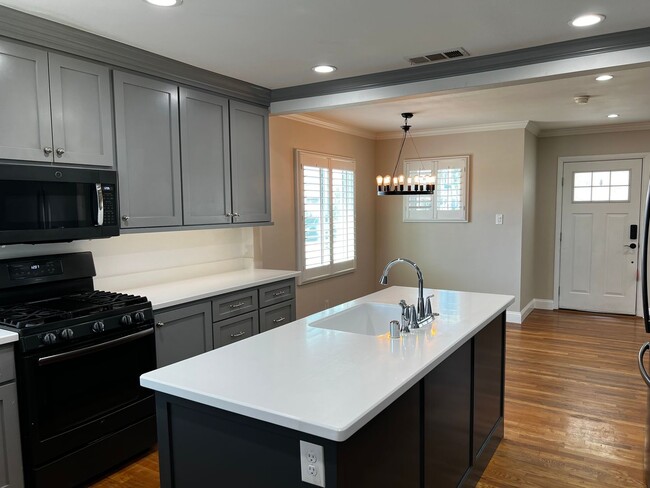 Building Photo - 3 Bed 2 Bath Home For Rent in an Excellent...