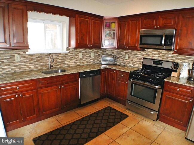 Building Photo - 2533 S Rosewood St