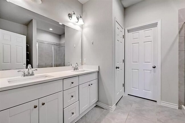 Building Photo - Adorable 3 Bed / 2.5 Bath Home in 51 East