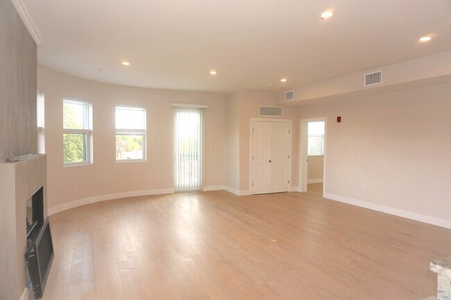 Building Photo - 99 Moody St